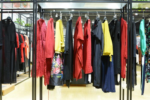 新手服裝批發(fā)市場進貨攻略 如何與品牌折扣服飾批發(fā)店主高效打交道